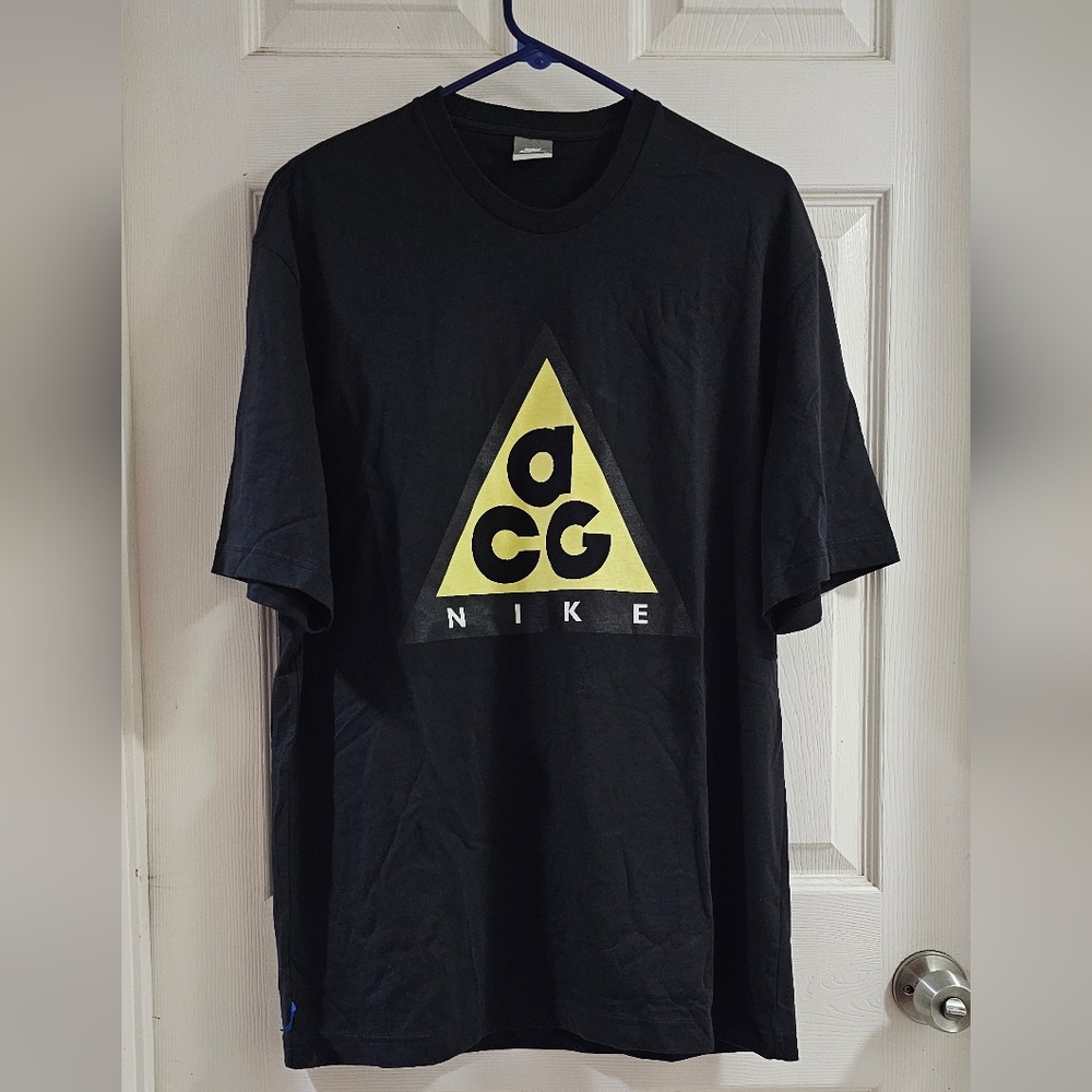 Nike Men's Nike ACG Logo Giant Printing Short Sleeve T-Shirt.